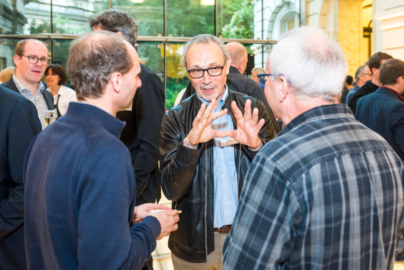 Un collaborateur de Belnet est en pleine discussion avec 2 clients.