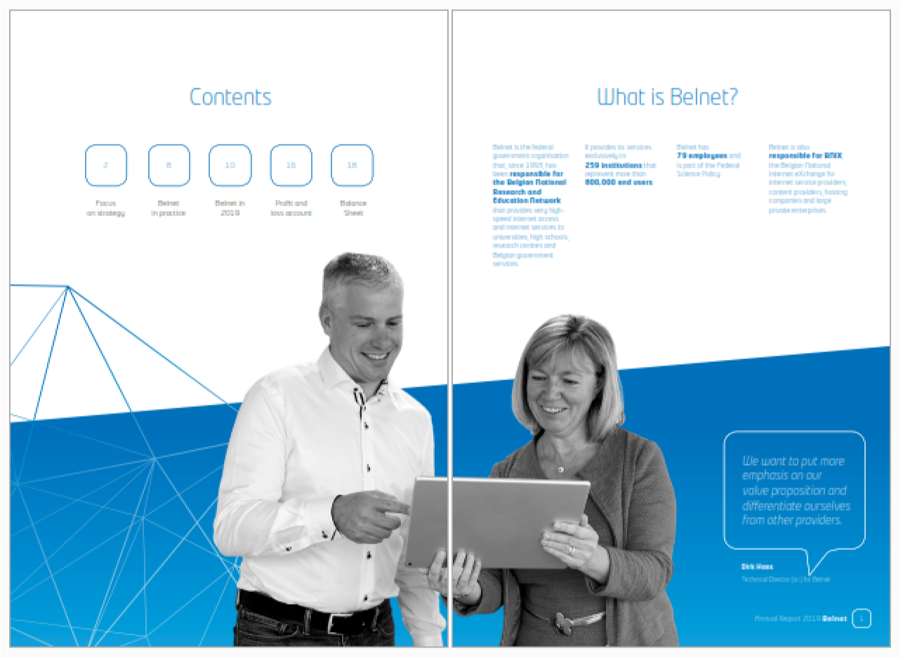 Afbeelding van de binnenkant van het jaarverslag waarop Dirk Haex en Nathalie Pinsart naar een computerscherm kijken. Op de achtergrond staat links de inhoudsopgave en rechts een beschrijving van Belnet.