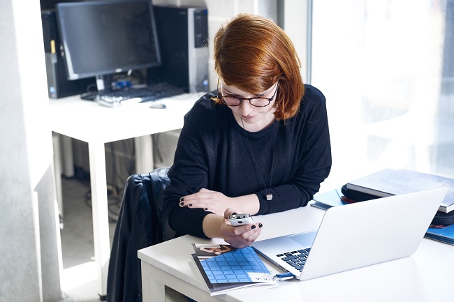 Étudiante avec un smartphone et laptop