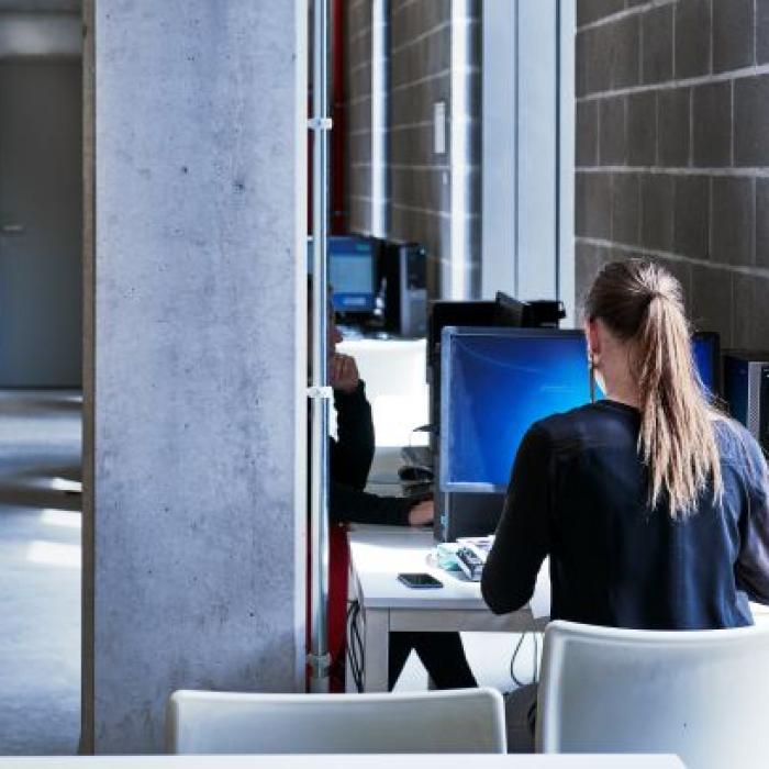 Etudiante dans une bibliothèque universitaire