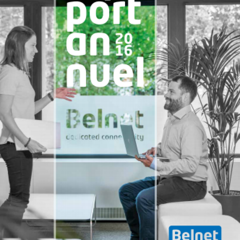 Couverture du rapport annuel 2016. Une femme est debout et discute avec un homme assis sur un banquette. Ils se trouvent à la réception de Belnet.