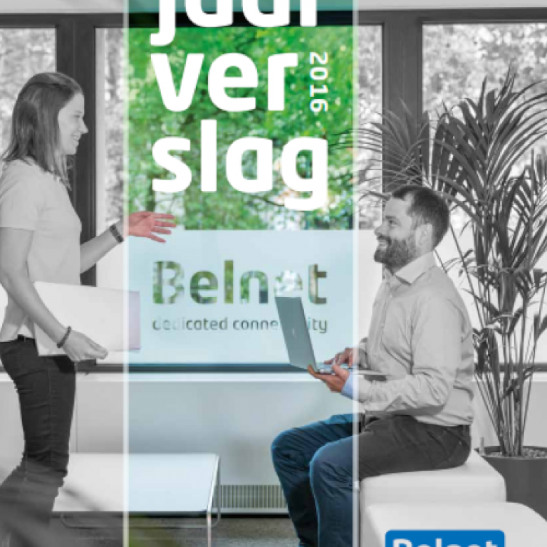 Cover van het jaarverslag 2016. Een vrouw staat recht en praat met een man die op een bank zit. Ze bevinden zich aan de receptie van Belnet.