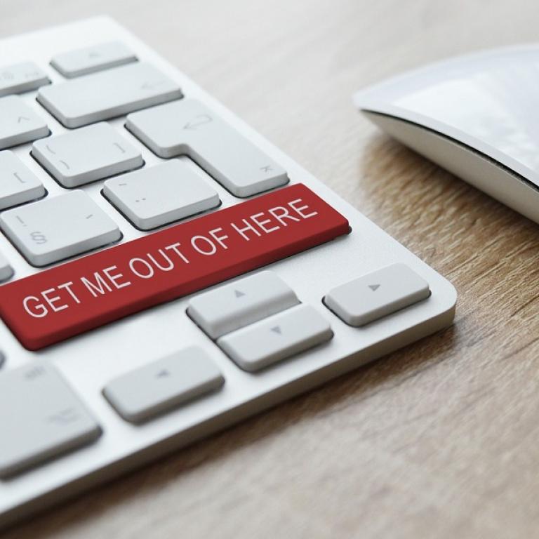 Toetsenbord met de tekst "Get me out of here"