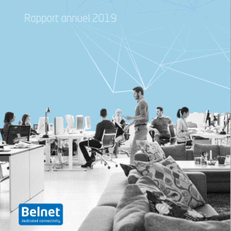 Couverture du rapport annuel 2019. Des employés se trouvent dans un open space, certains travaillent, d'autres discutent.