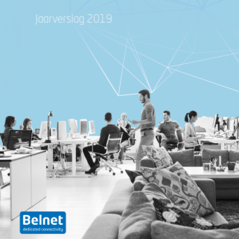 Cover van het jaarverslag van 2019. Medewerkers bevinden zich in een open space, sommigen werken, sommigen praten.