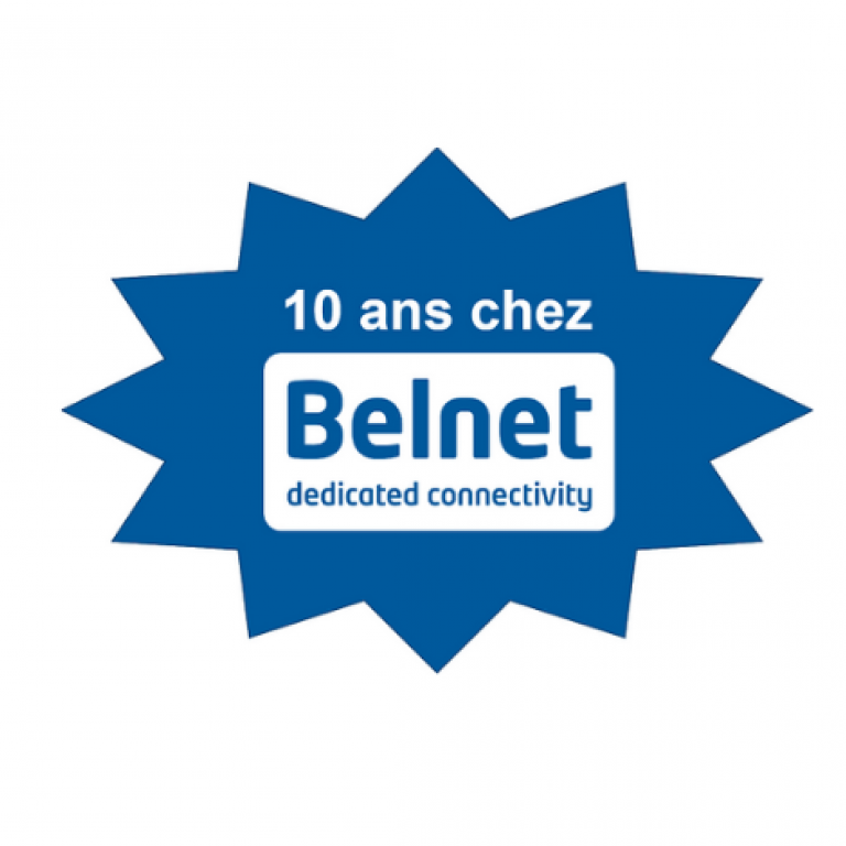 étoile bleue avec logo de Belnet au centre et le titre 10 ans chez au dessus. 