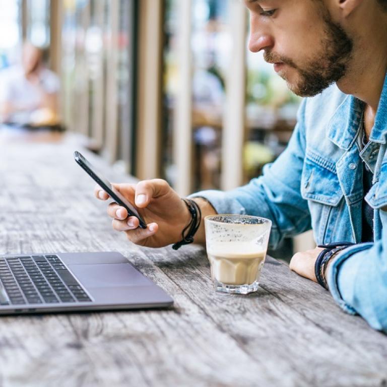 Man die zijn smartphone checkt