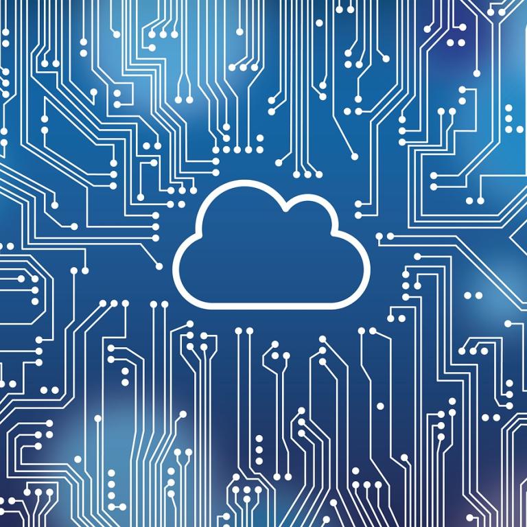 De vorm van een wolk is getekend in het midden van een soort regen van bits and bytes