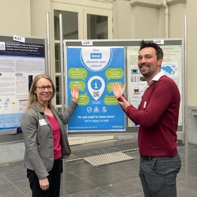 Nos collègues Niels Deriemaecker et Friederike Schröder-Pander devant le poster de Belnet pendant le tripartite event